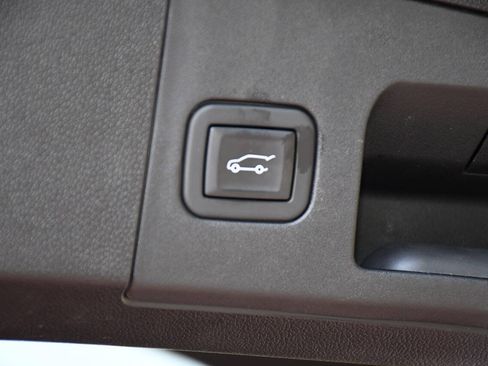Used 2023 Cadillac XT4 Luxury w/ Cold Weather Package FWD image 21