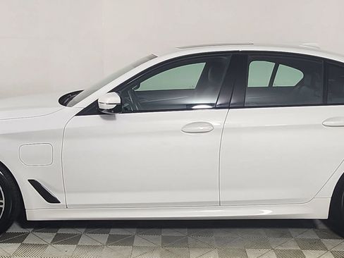 Used 2019 BMW 530e w/ M Sport Package image 4