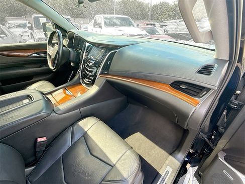 Used 2018 Cadillac Escalade Luxury image 34