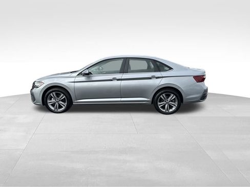 Used 2024 Volkswagen Jetta SE image 4