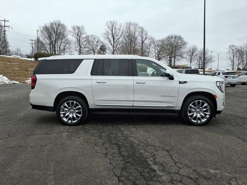 Used 2024 GMC Yukon XL Denali w/ Advanced Technology Package image 2