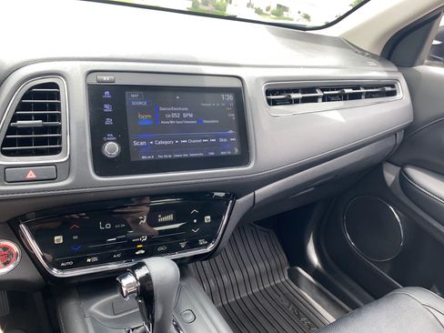 Used 2020 Honda HR-V Touring image 28