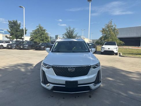 Used 2020 Cadillac XT6 Premium Luxury FWD image 2