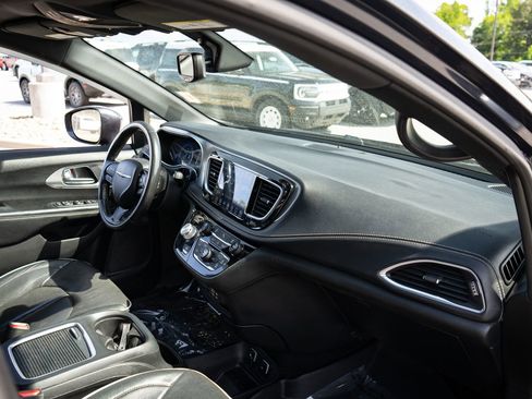 Used 2019 Chrysler Pacifica Limited w/ S Appearance Package FWD image 22