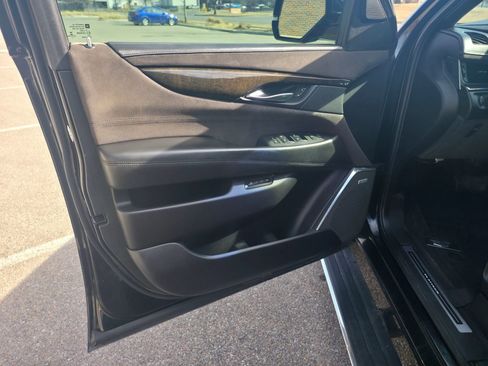 Used 2017 Cadillac Escalade ESV Platinum image 19