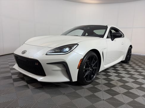 Used 2024 Toyota GR86 Premium RWD image 2