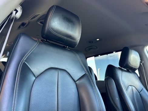 Used 2023 Chrysler Pacifica Touring-L image 19