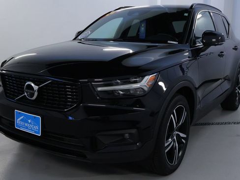 Used 2019 Volvo XC40 T5 R-Design image 3