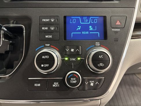 Used 2017 Toyota Sienna XLE image 23