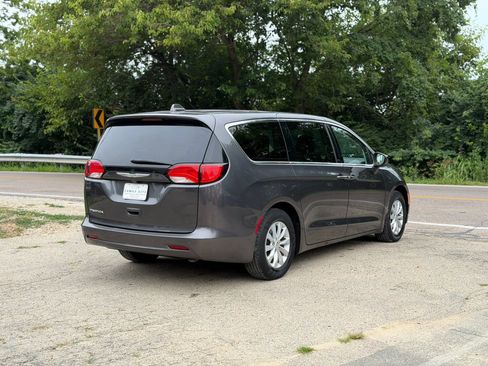 Used 2017 Chrysler Pacifica Touring w/ Tire & Wheel Group FWD image 11