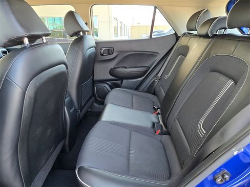 Used 2023 Hyundai Venue Limited image 14