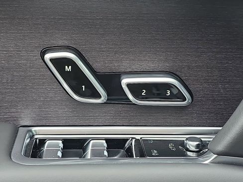 New 2025 Land Rover Range Rover Long Wheelbase SE image 30