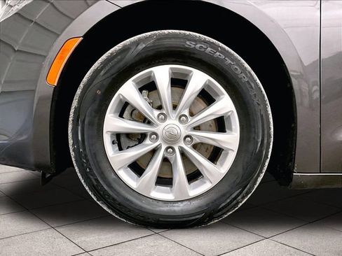 Used 2018 Chrysler Pacifica Touring-L FWD image 9