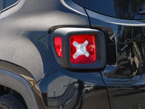 Used 2017 Jeep Renegade Altitude FWD image 7