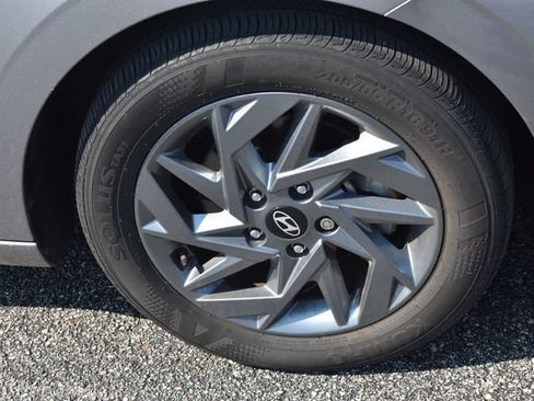 Used 2024 Hyundai Elantra SEL FWD image 12