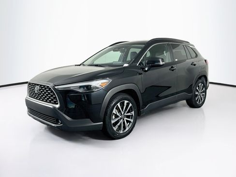 Used 2025 Toyota Corolla Cross XLE FWD image 3