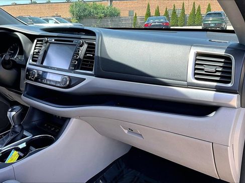 Used 2017 Toyota Highlander XLE AWD/4WD image 25