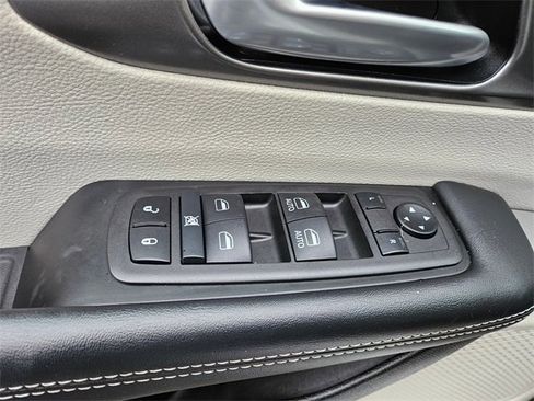 Used 2024 Chrysler Pacifica Touring-L image 16