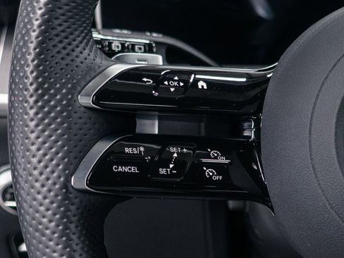 Used 2025 Mercedes-Benz GLC 300 4MATIC image 11