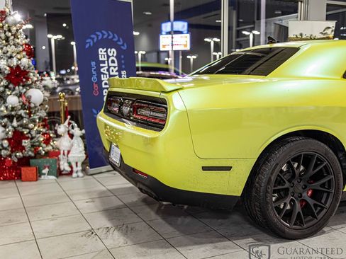 Used 2015 Dodge Challenger SRT image 13