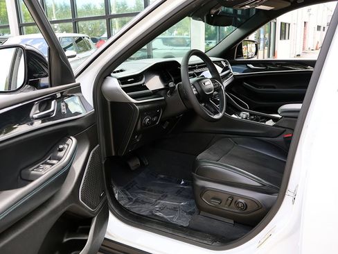 Used 2022 Jeep Grand Cherokee Trailhawk w/ Advanced Protech Group II AWD/4WD image 33