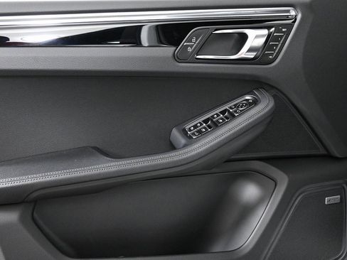 Certified 2025 Porsche Macan AWD image 6