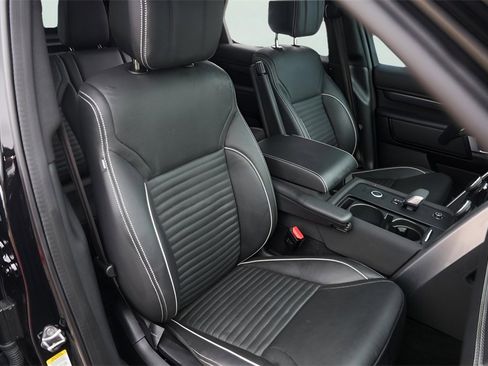 Used 2024 Land Rover Discovery Metropolitan Edition image 35