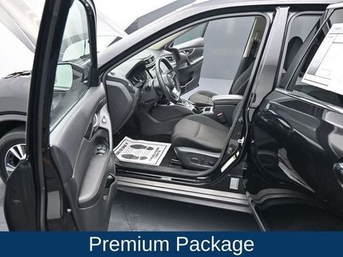 Used 2020 Nissan Rogue SV w/ Premium Package AWD/4WD image 16