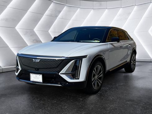 New 2026 Cadillac Lyriq Luxury image 2