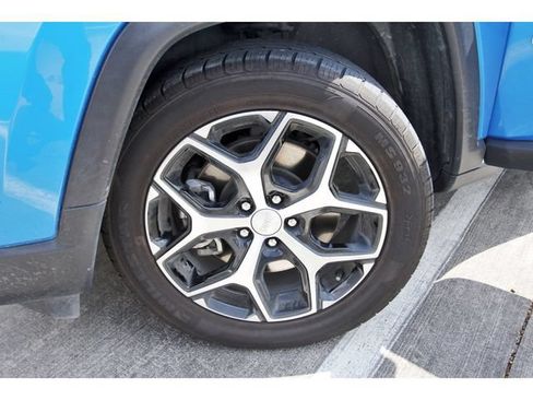 Used 2024 Jeep Compass Latitude AWD/4WD image 28
