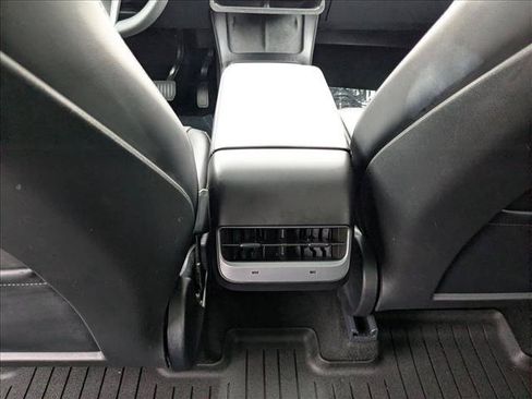 Used 2024 Tesla Model Y Long Range AWD/4WD image 19