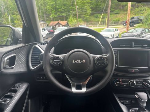 Used 2025 Kia Soul LX w/ LX Technology Package FWD image 32