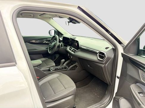 Used 2025 Chevrolet TrailBlazer LS w/ LS Convenience Package FWD image 12