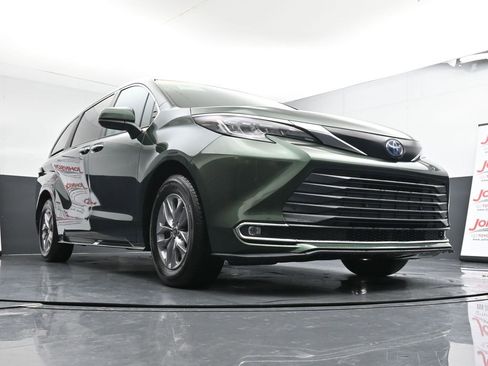 Used 2023 Toyota Sienna XLE image 35