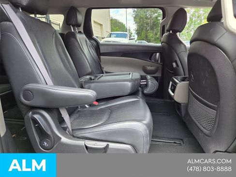 Used 2025 Kia Carnival FWD image 12