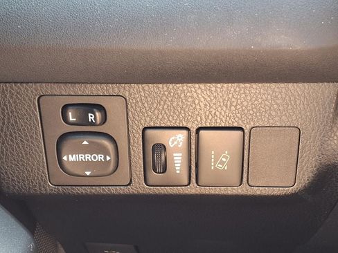 Used 2018 Toyota RAV4 LE FWD image 22