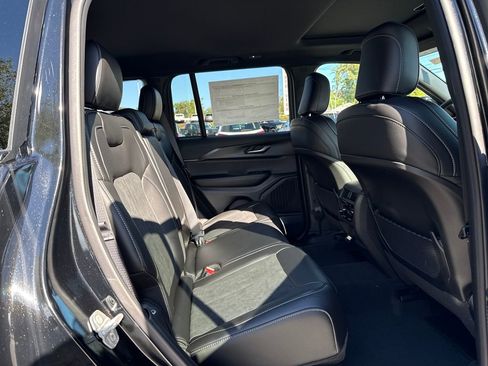 New 2025 Jeep Grand Cherokee Altitude image 20