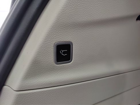 Used 2024 Chrysler Pacifica Limited image 18