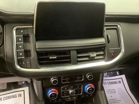 Used 2022 GMC Yukon XL SLT w/ SLT Premium Package image 16