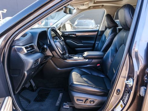 Used 2023 Toyota Highlander Limited FWD image 22