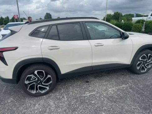Used 2026 Chevrolet Trax RS w/ Sunroof Package FWD image 2