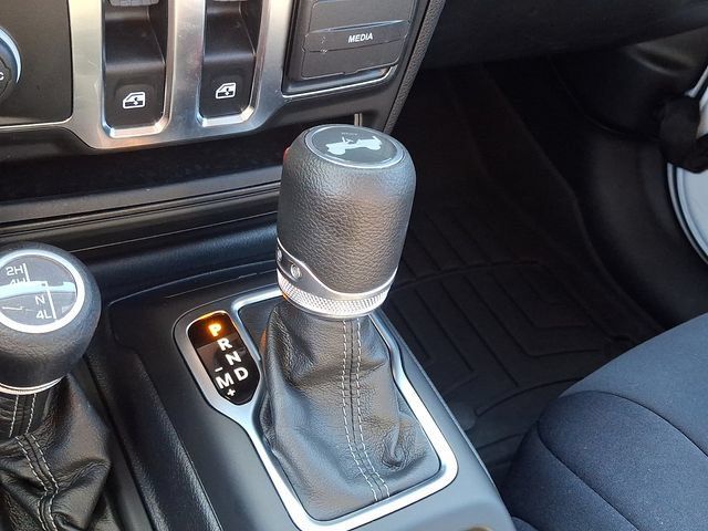 Used 2025 Jeep Wrangler Sport AWD/4WD image 13