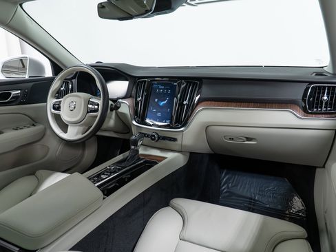 Used 2020 Volvo V60 T5 Cross Country image 14