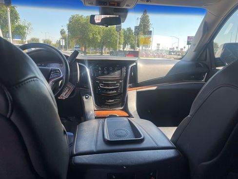 Used 2017 Cadillac Escalade Luxury image 14