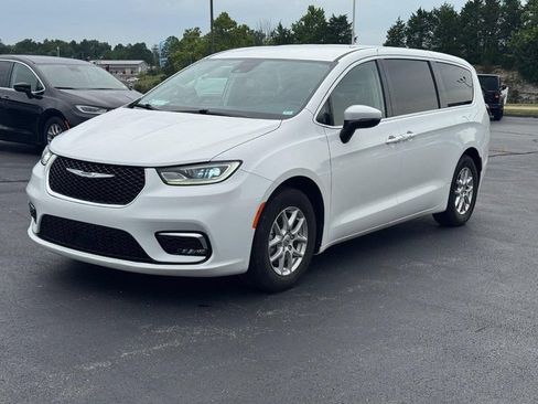 Used 2023 Chrysler Pacifica Touring-L FWD image 8