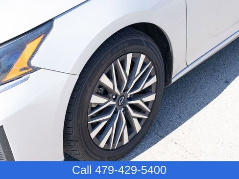 Used 2023 Nissan Altima 2.5 SV FWD image 12