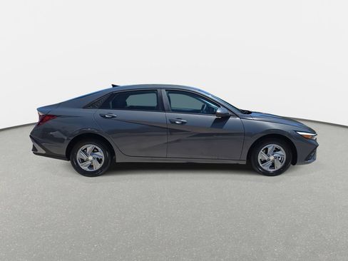 Used 2026 Hyundai Elantra SE FWD image 4