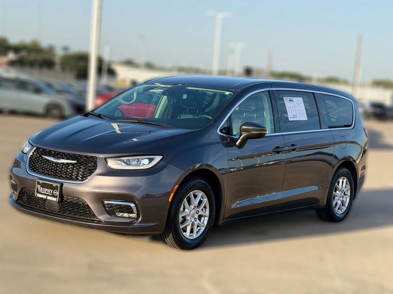 Used 2023 Chrysler Pacifica Touring-L FWD image 3