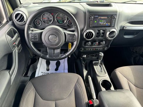 Used 2015 Jeep Wrangler Unlimited Sahara w/ Connectivity Group AWD/4WD image 17