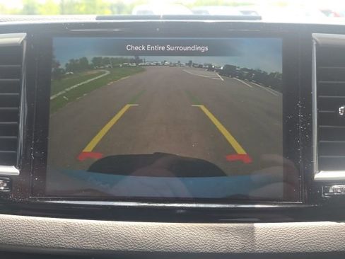 Used 2023 Chrysler Pacifica Touring-L FWD image 34